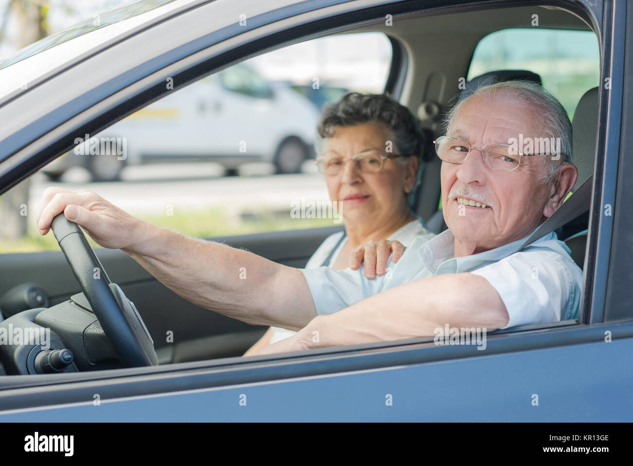 Couple de personnes âgées dans la voiture Banque D'Images