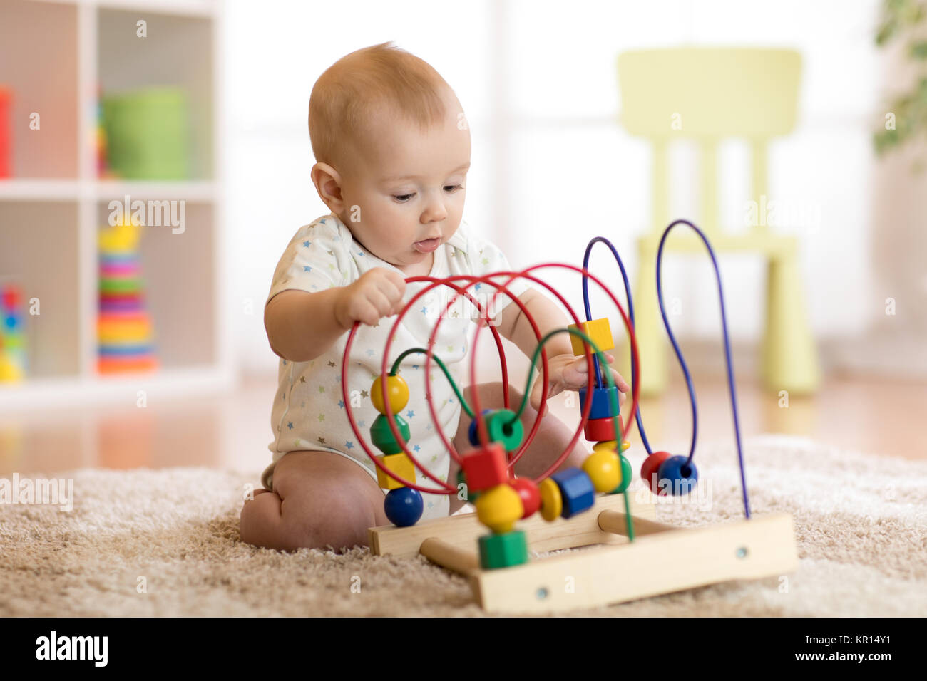 Bébé jouant avec jouet éducatif en maternelle Banque D'Images