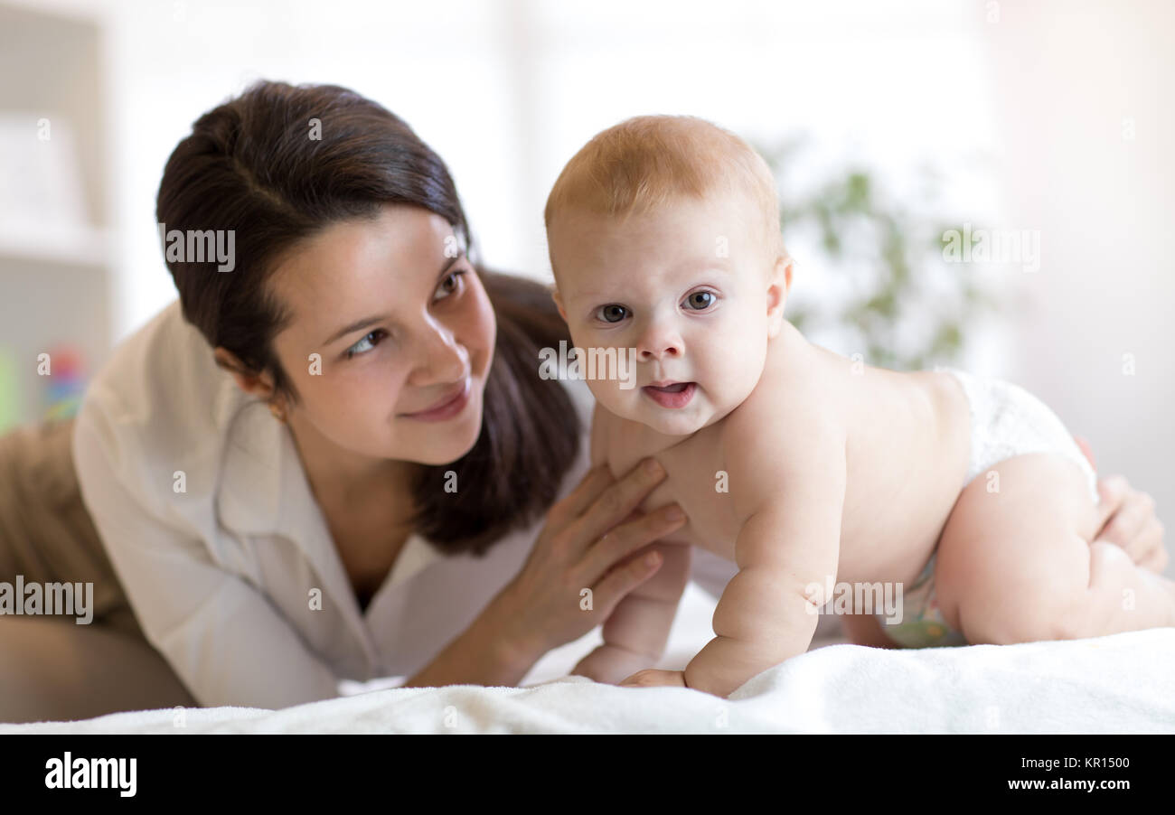 Maman Et Son Petit Fils Portee Couche Sur Lit Mere Embrassant Bebe Bebe Photo Stock Alamy Maman Et Son Petit Fils Portee Couche Sur Lit Mere Embrassant Bebe Bebe Photo Stock Alamy