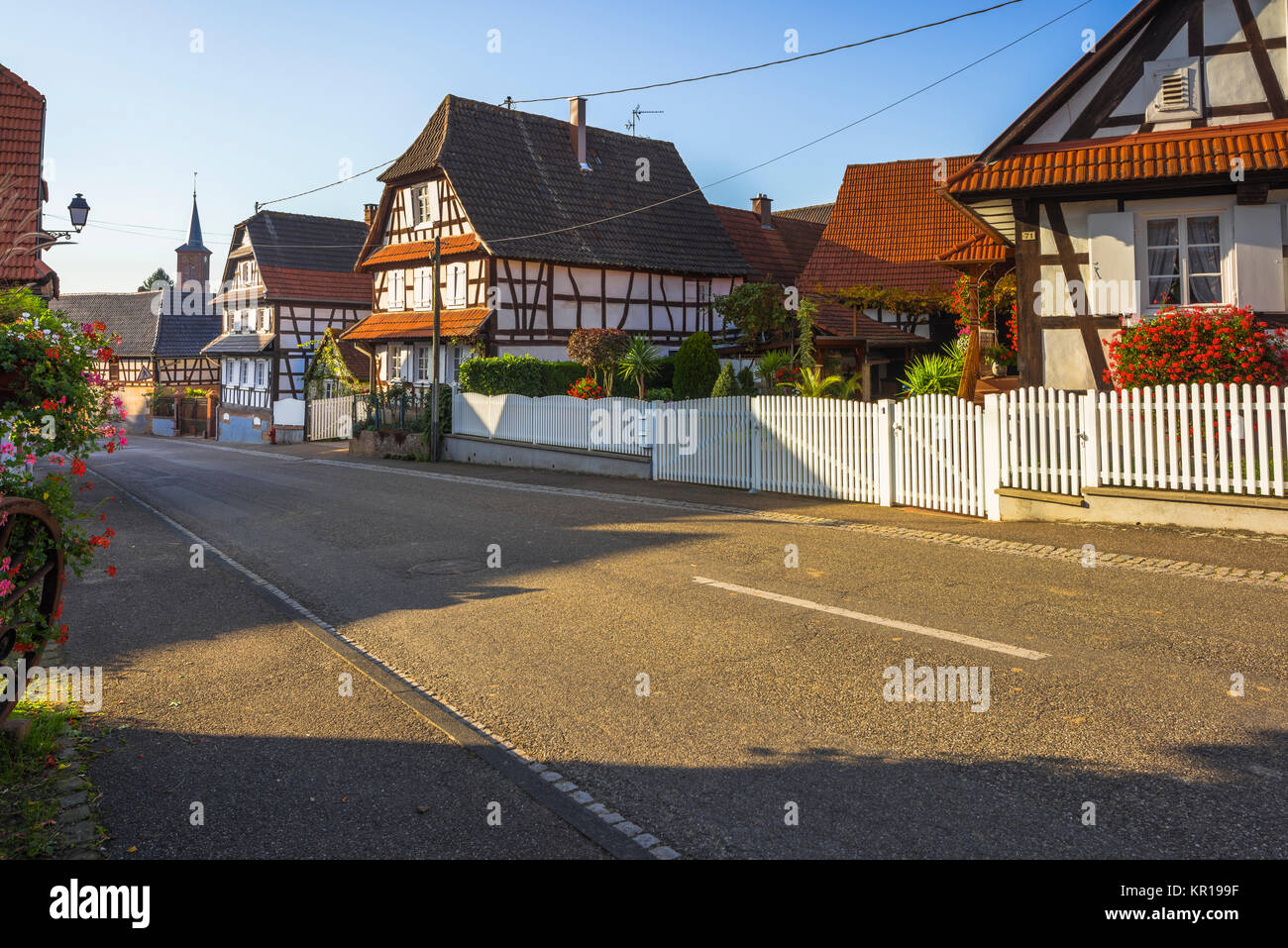 Maisons à colombages avec décoration florale à Hunspach, petit village dans le Nord de l'Alsace, France, membre des plus beaux villages de France Banque D'Images