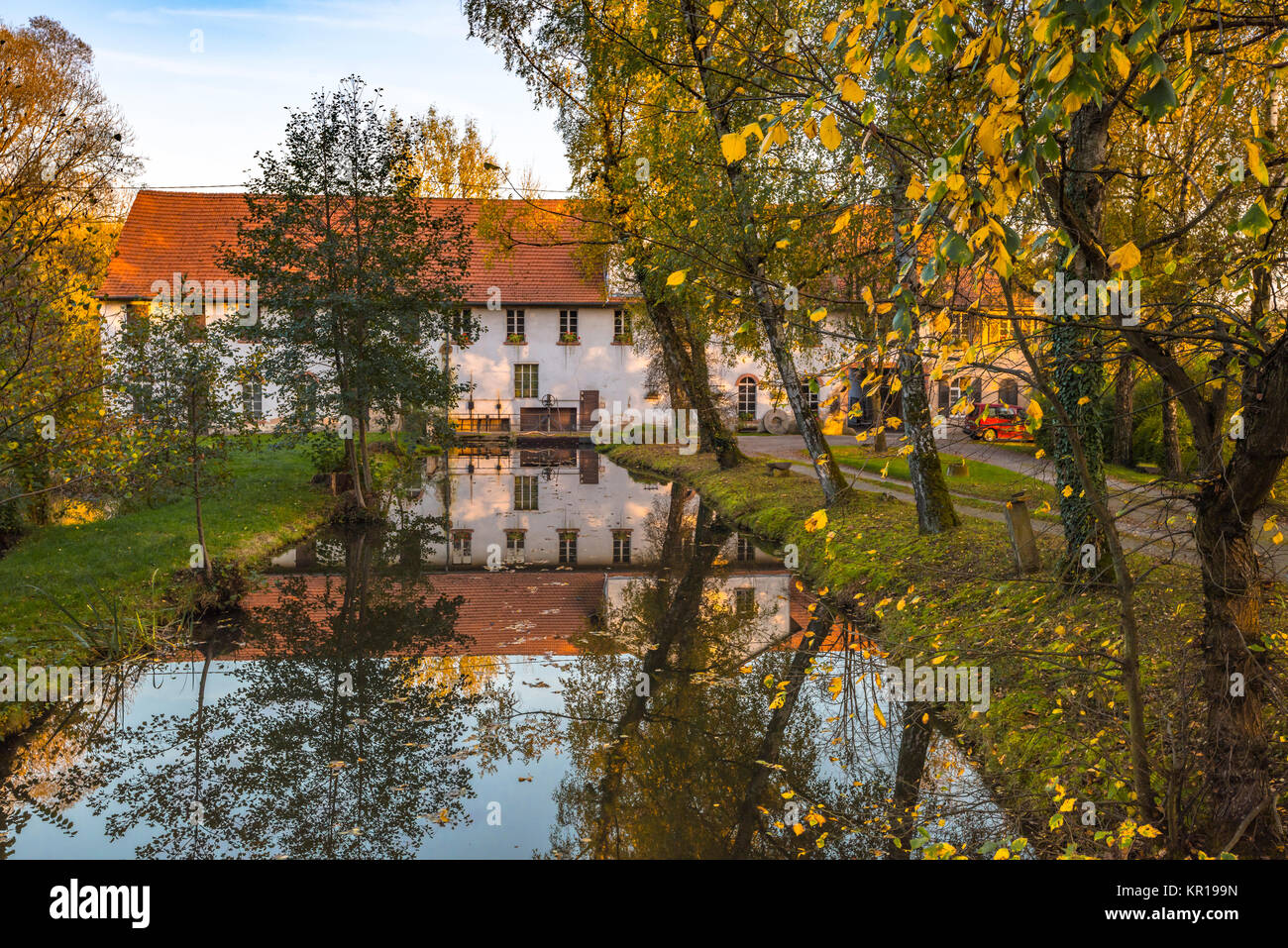 Le Moulin De Forstfeld En Automne Avec Reflet Dans Leau