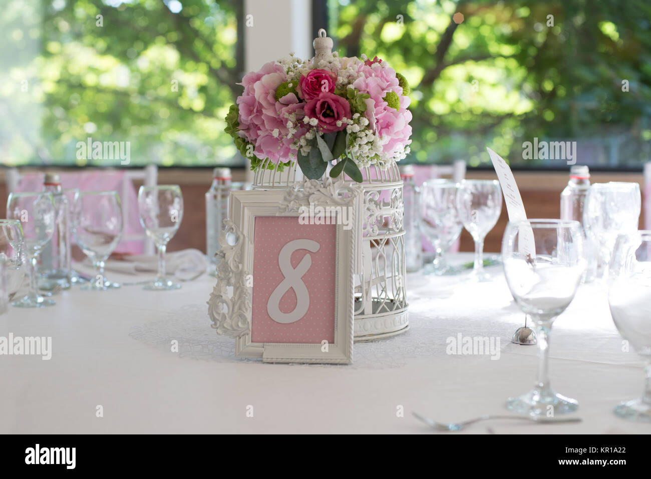 Pièce maîtresse de fleurs sur une table Banque D'Images