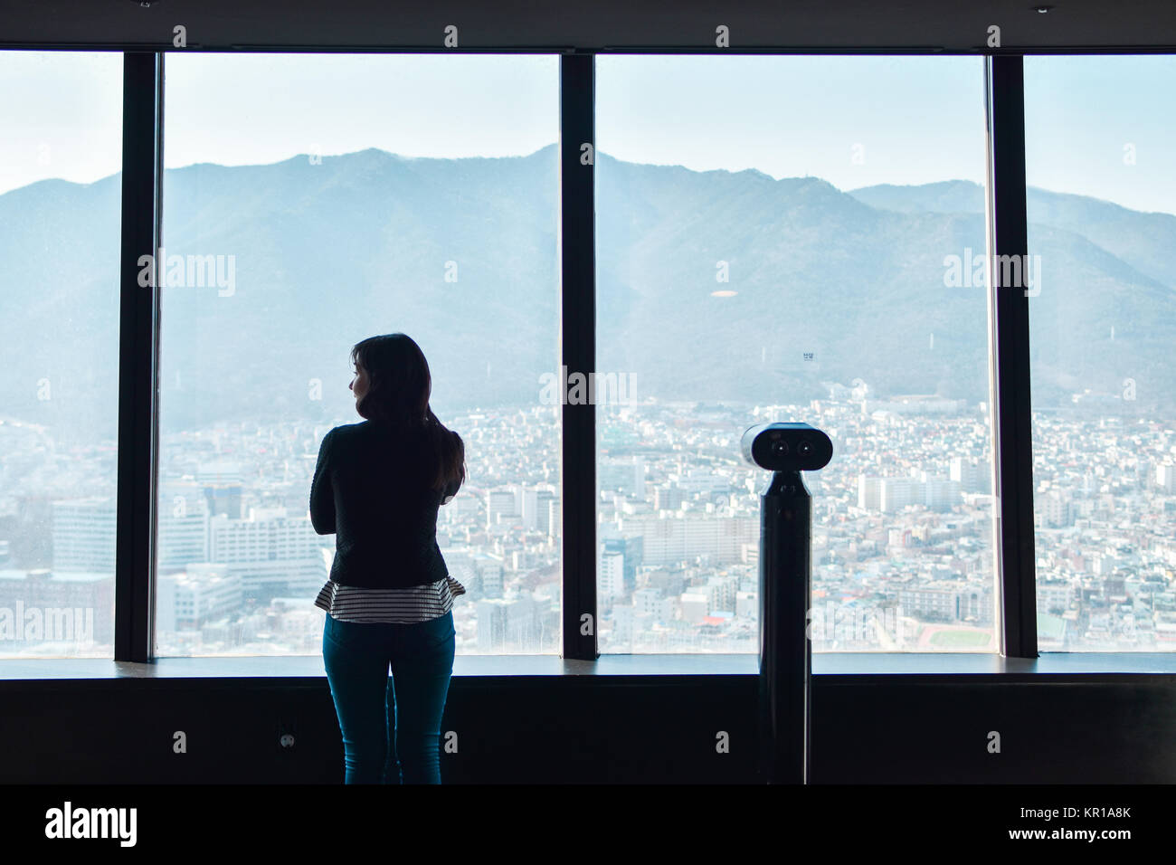 Vue arrière d'une jeune fille à la recherche de la ville depuis une tour d'observation, Daegu, Corée du Sud Banque D'Images