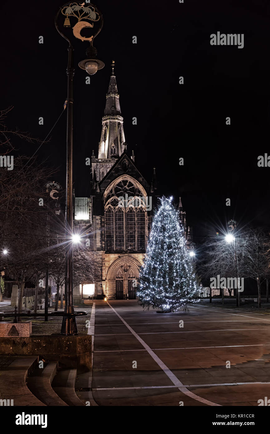 Arbre de Noël en face de la cathédrale St Mungo's à Glasgow, en Écosse, la nuit. Banque D'Images