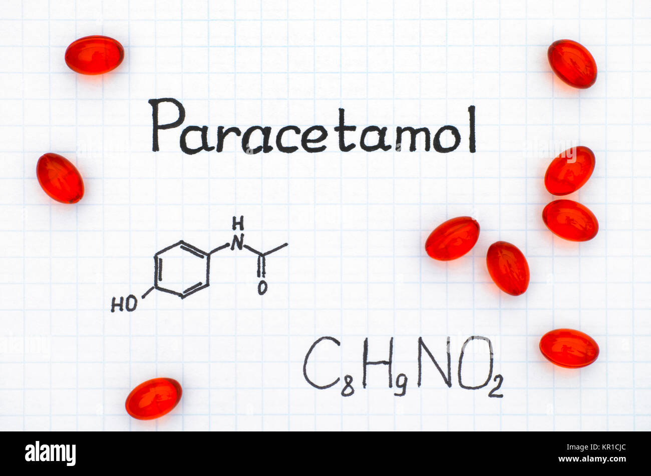 Formule chimique de paracétamol et de pilules rouges. Close-up. Banque D'Images