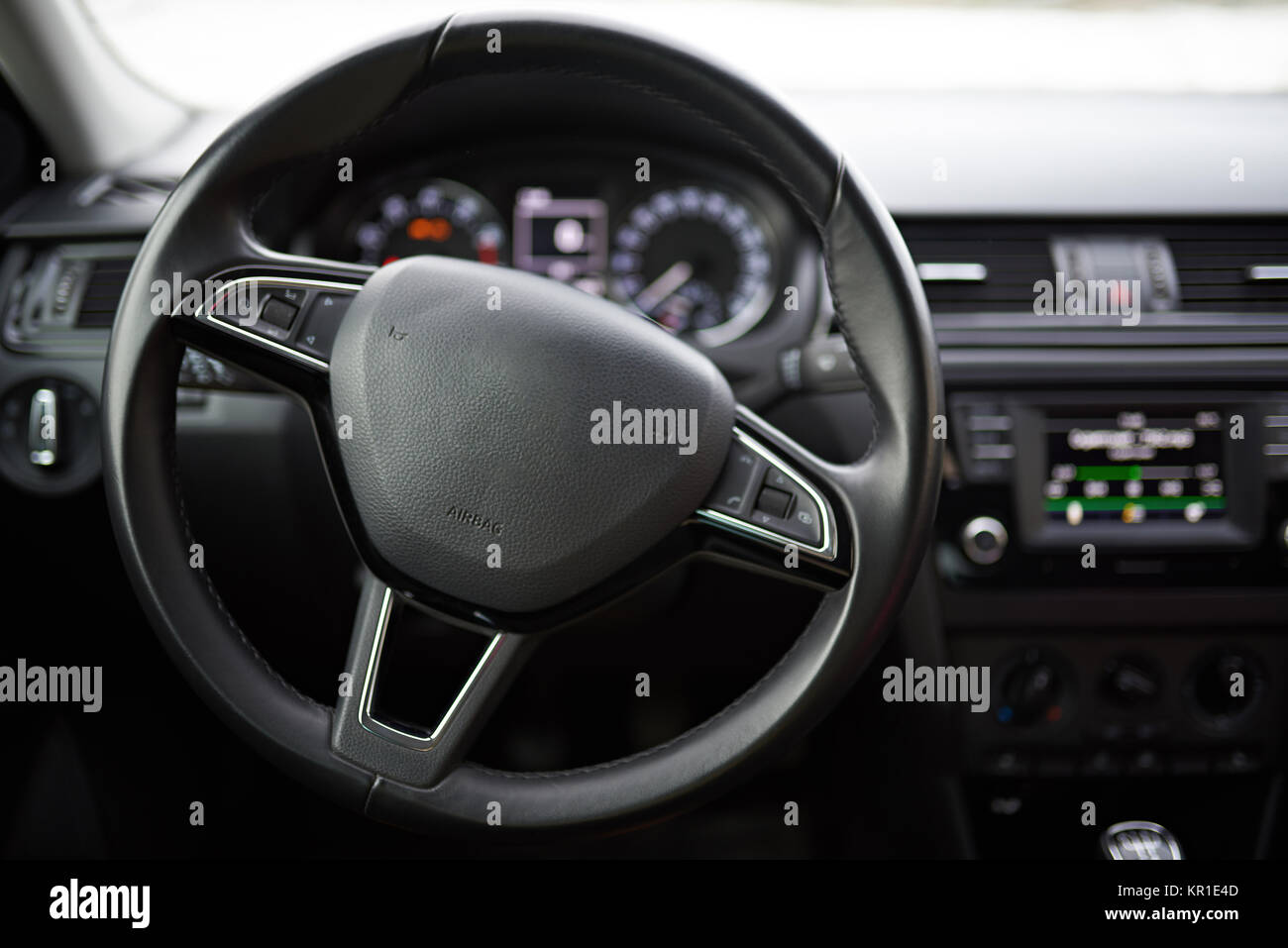 Cuir automobile moderne avec des boutons et de l'airbag volant Banque D'Images
