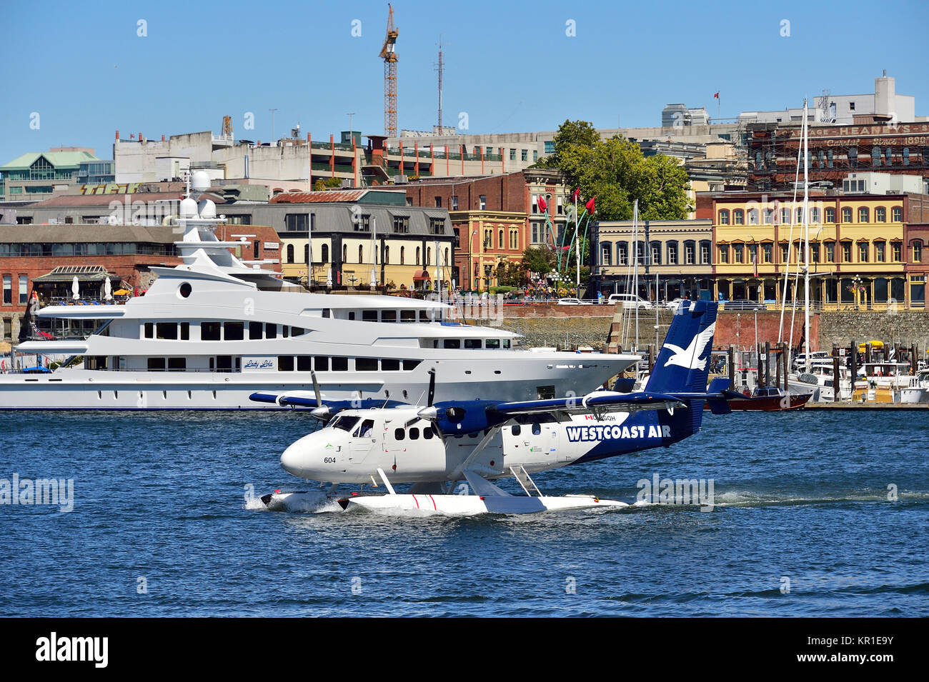 Un avions de taxer le long du front de mer dans le port de Victoria se préparer pour le décollage Banque D'Images