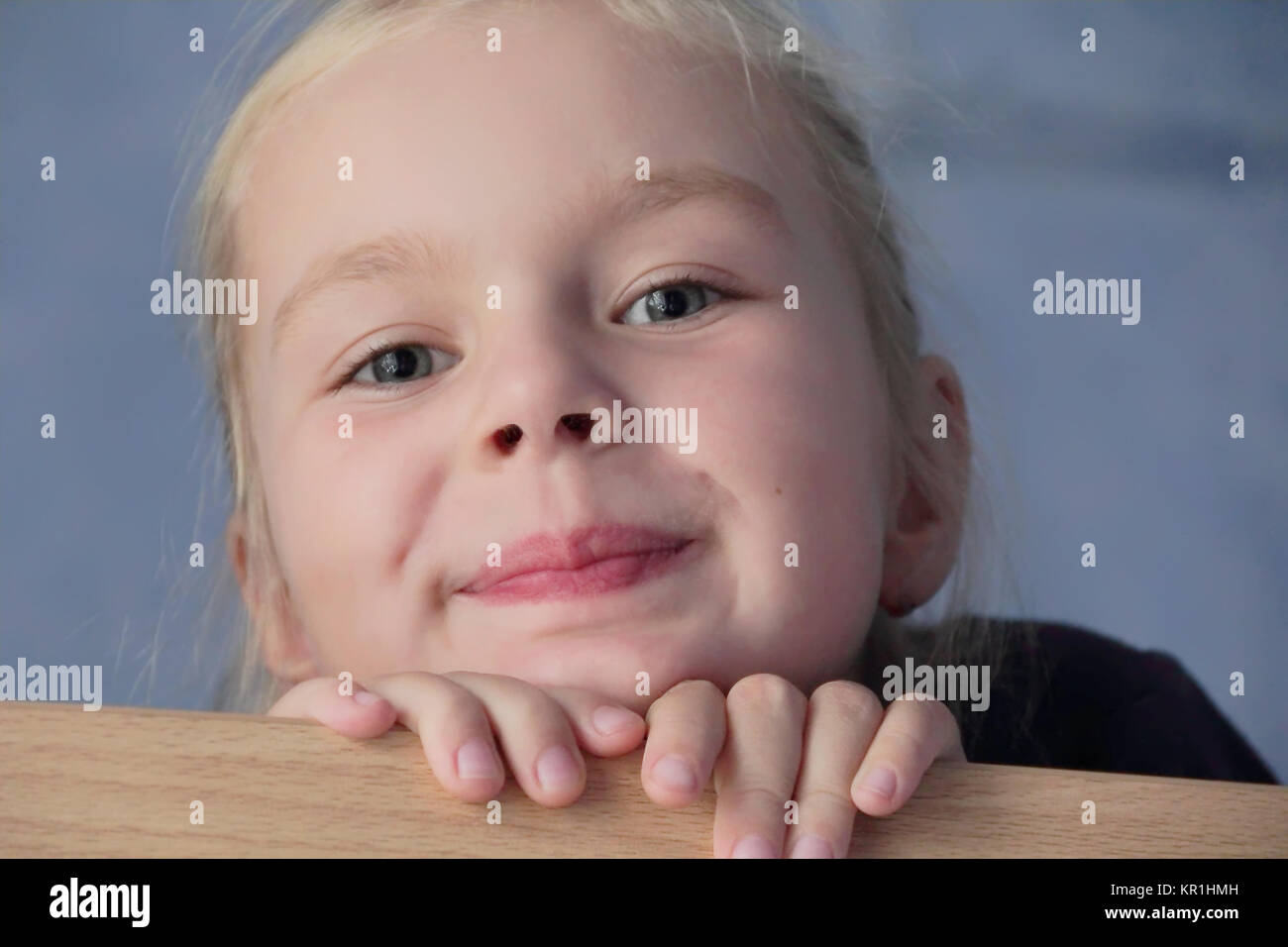 Belle jeune fille aux cheveux blonds et aux yeux bleus Banque D'Images