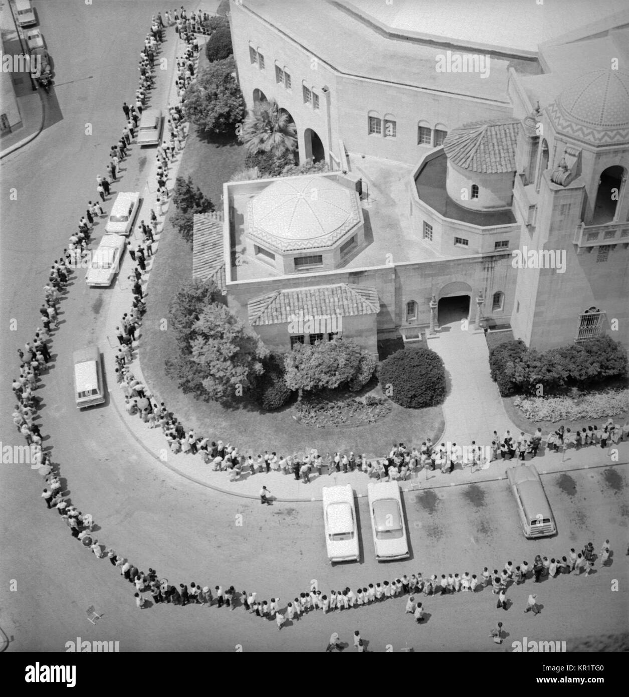 Une vue aérienne d'une foule entourant un énorme city Auditorium à San Antonio, TX en attente de l'immunisation contre la polio, 1962. Foule en attente de vaccin oral contre la polio en 1962, 1962. Aujourd'hui, CDC recommande maintenant que nous donner seulement le vaccin injectable en raison de la très petite chance que la dose orale peut conduire à une infection de la poliomyélite. Image courtoisie CDC/M. Stafford Smith. Banque D'Images