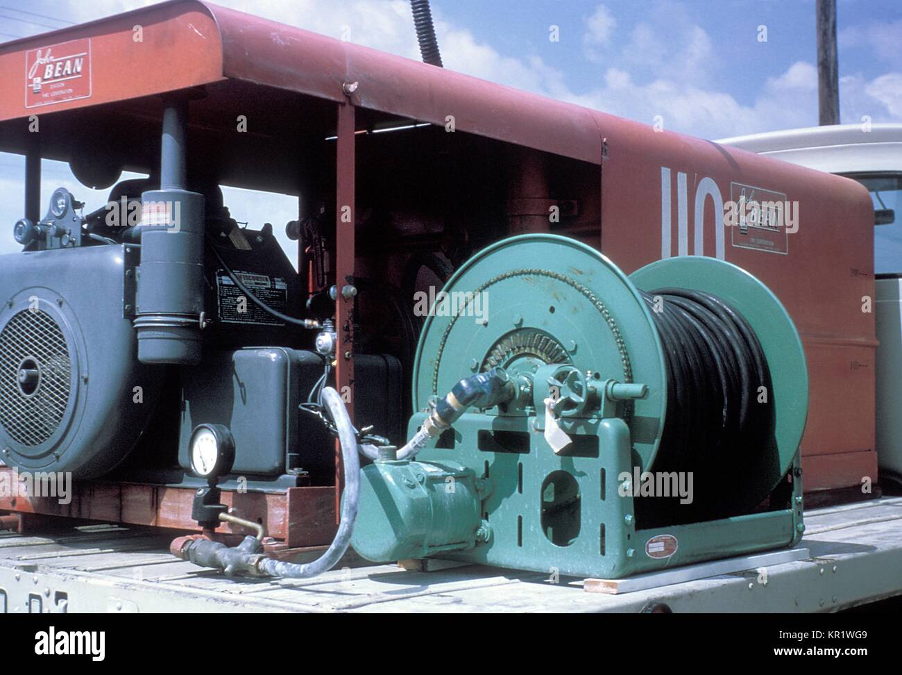Une photographie de l'équipement du chariot de pulvérisation contre les moustiques pendant le programme d'éradication de l'Aedes aegypti 1965 à Miami, Floride, 1965. Dans les années 1960, un effort important a été fait pour éliminer le moustique vecteur urbain principal de la dengue et de la fièvre jaune, virus, A. aegypti, du sud-est des États-Unis. Image courtoisie CDC. Banque D'Images Une photographie de l'équipement du chariot de pulvérisation contre les moustiques pendant le programme d'éradication de l'Aedes aegypti 1965 à Miami, Floride, 1965. Dans les années 1960, un effort important a été fait pour éliminer le moustique vecteur urbain principal de la dengue et de la fièvre jaune, virus, A. aegypti, du sud-est des États-Unis. Image courtoisie CDC. Banque D'Images