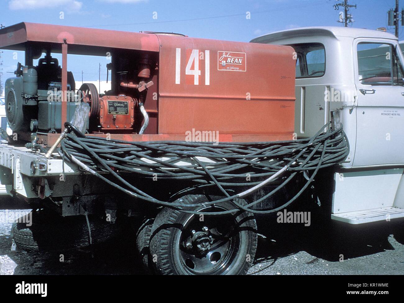 Une photographie d'un camion pendant la pulvérisation de moustiques Aedes aegypti 1965 Programme d'éradication, à Miami, Floride, 1965. Dans les années 1960, un effort important a été fait pour éliminer le moustique vecteur urbain principal de la dengue et de la fièvre jaune, virus, A. aegypti, du sud-est des États-Unis. Image courtoisie CDC. Banque D'Images Une photographie d'un camion pendant la pulvérisation de moustiques Aedes aegypti 1965 Programme d'éradication, à Miami, Floride, 1965. Dans les années 1960, un effort important a été fait pour éliminer le moustique vecteur urbain principal de la dengue et de la fièvre jaune, virus, A. aegypti, du sud-est des États-Unis. Image courtoisie CDC. Banque D'Images