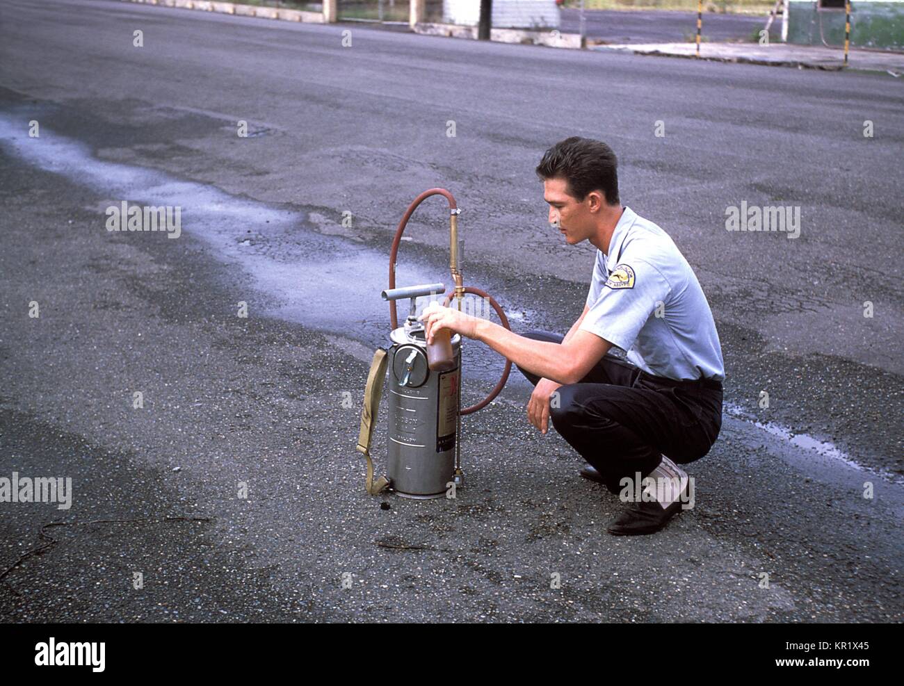 Cette photographie a été prise durant le programme d'éradication de l'Aedes aegypti 1965 à Miami, Floride, 1965, 1965. Dans les années 1960, un effort important a été fait pour éliminer le moustique vecteur urbain principal de la dengue et de la fièvre jaune, virus, A. aegypti, du sud-est des États-Unis, comme la pulvérisation pour les moustiques à l'aide d'un pulvérisateur à air comprimé. Image courtoisie CDC. Banque D'Images Cette photographie a été prise durant le programme d'éradication de l'Aedes aegypti 1965 à Miami, Floride, 1965, 1965. Dans les années 1960, un effort important a été fait pour éliminer le moustique vecteur urbain principal de la dengue et de la fièvre jaune, virus, A. aegypti, du sud-est des États-Unis, comme la pulvérisation pour les moustiques à l'aide d'un pulvérisateur à air comprimé. Image courtoisie CDC. Banque D'Images