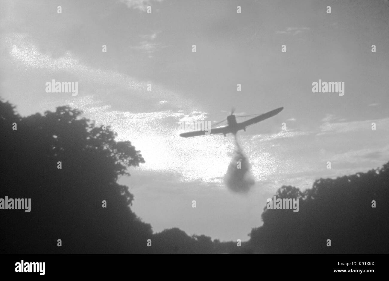Photographie d'une pulvérisation d'insecticide en avion, vol 1973. Les insecticides sont importants dans la prévention des maladies grâce à la lutte contre le vecteur. Image courtoisie CDC. Banque D'Images Photographie d'une pulvérisation d'insecticide en avion, vol 1973. Les insecticides sont importants dans la prévention des maladies grâce à la lutte contre le vecteur. Image courtoisie CDC. Banque D'Images