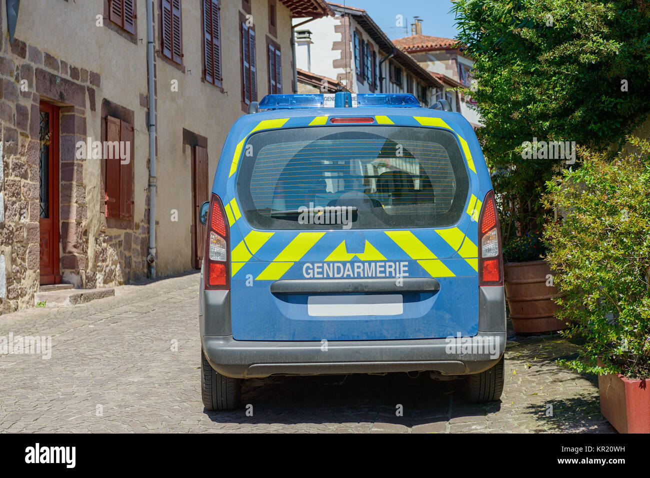 Voiture de police française dans un petit village Banque D'Images