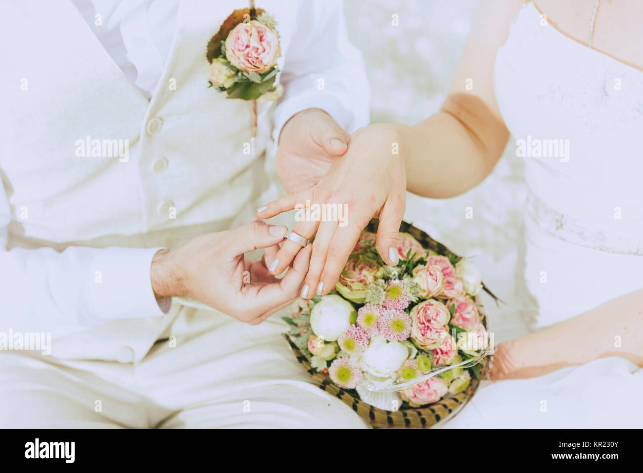 Détail tourné comme le marié son épouse l'anneau de mariage sur le doigt pousse Banque D'Images