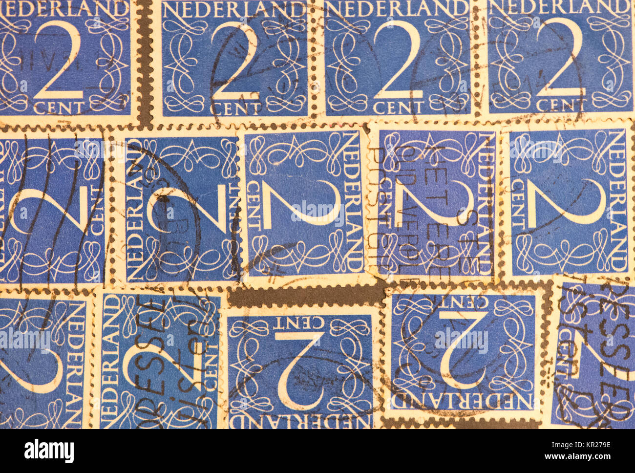 Collection de vieux timbres néerlandais à partir de deux cents Banque D'Images
