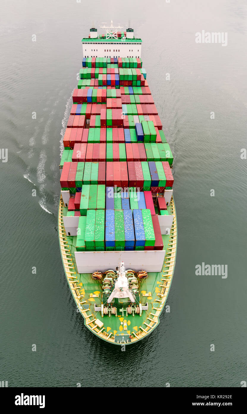 Vue de dessus d'un navire moderne - un porte-conteneurs flottant dans l'océan des flots Banque D'Images