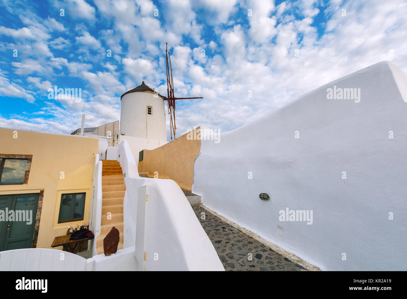 Moulin à vent et de maisons blanches, Oia, Santorin, Grèce Banque D'Images