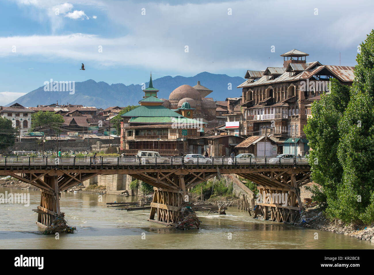 Vue de la rivière de la vieille ville de Srinagar à partir de l'un des ponts sur la rivière Jhelum, Jammu-et-Cachemire, en Inde. Banque D'Images