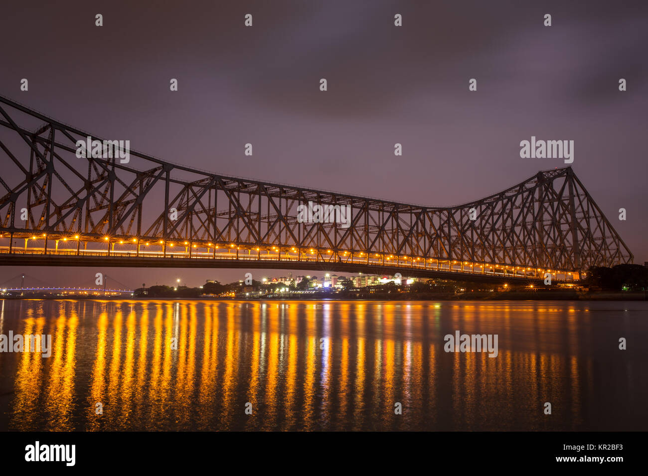Howrah Bridge - l'historique pont en porte-à-faux sur le fleuve Hooghly durant la nuit à Kolkata, Inde Banque D'Images