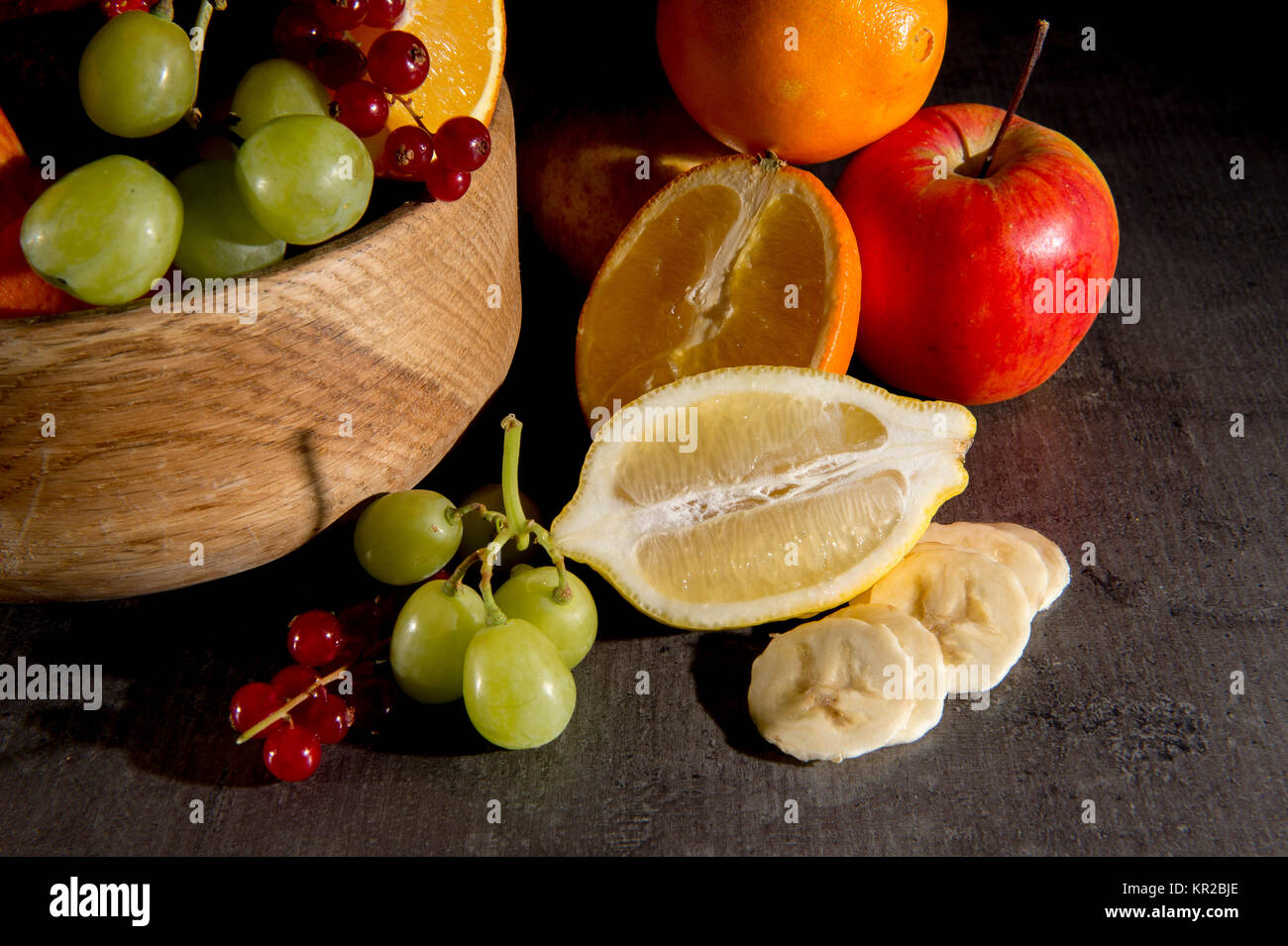 Une vie toujours classique photo de fruits dans un bol, avec éclairage latéral dramatique. Banque D'Images