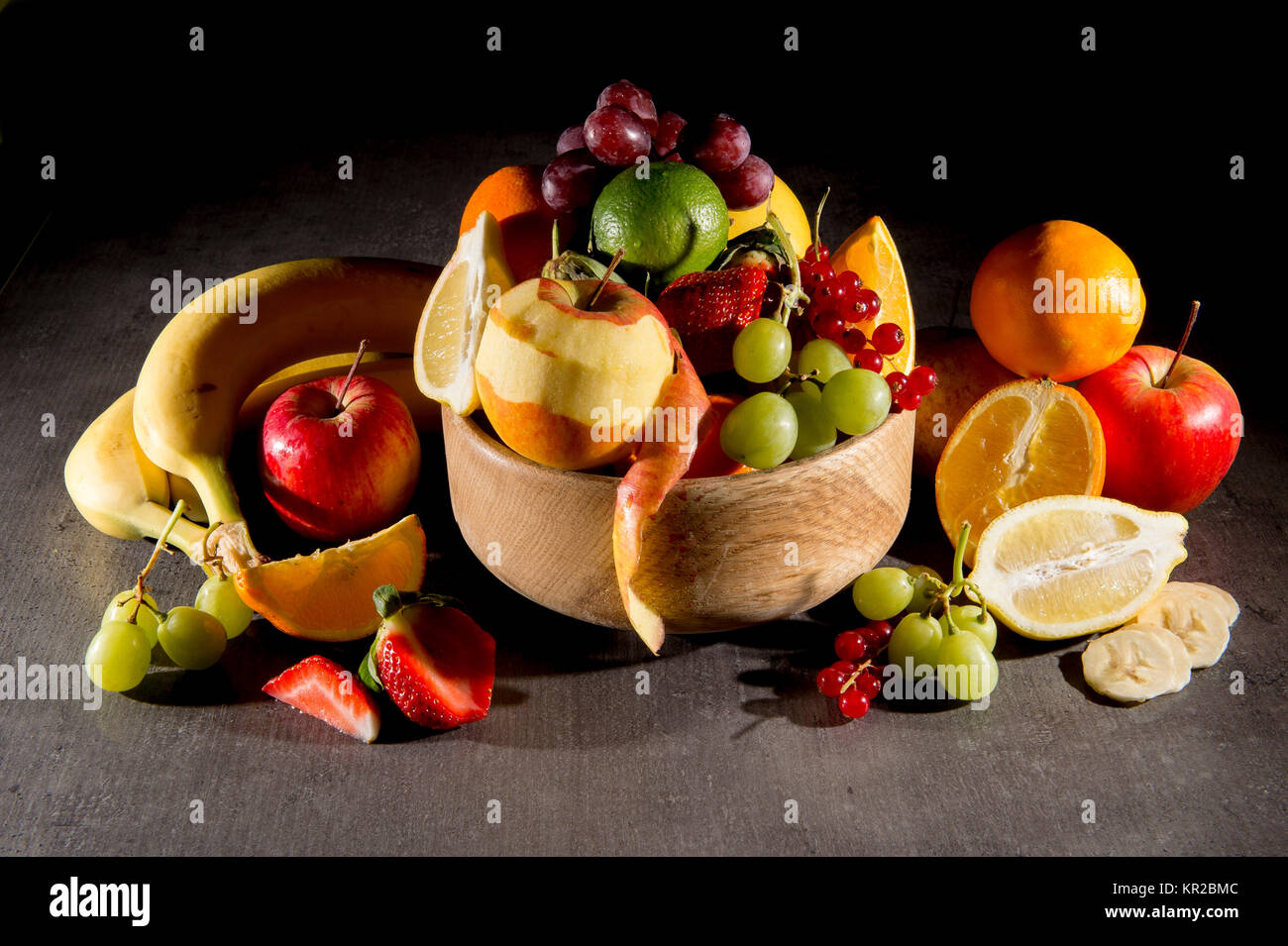Une vie toujours classique photo de fruits dans un bol, avec éclairage latéral dramatique. Banque D'Images