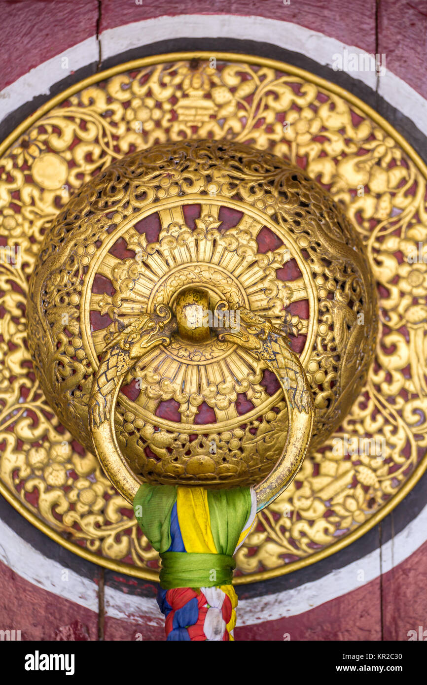 Belle poignée de porte d'or dans le monastère de Rumtek à Gangtok, Inde. Détail de l'architecture close-up Banque D'Images