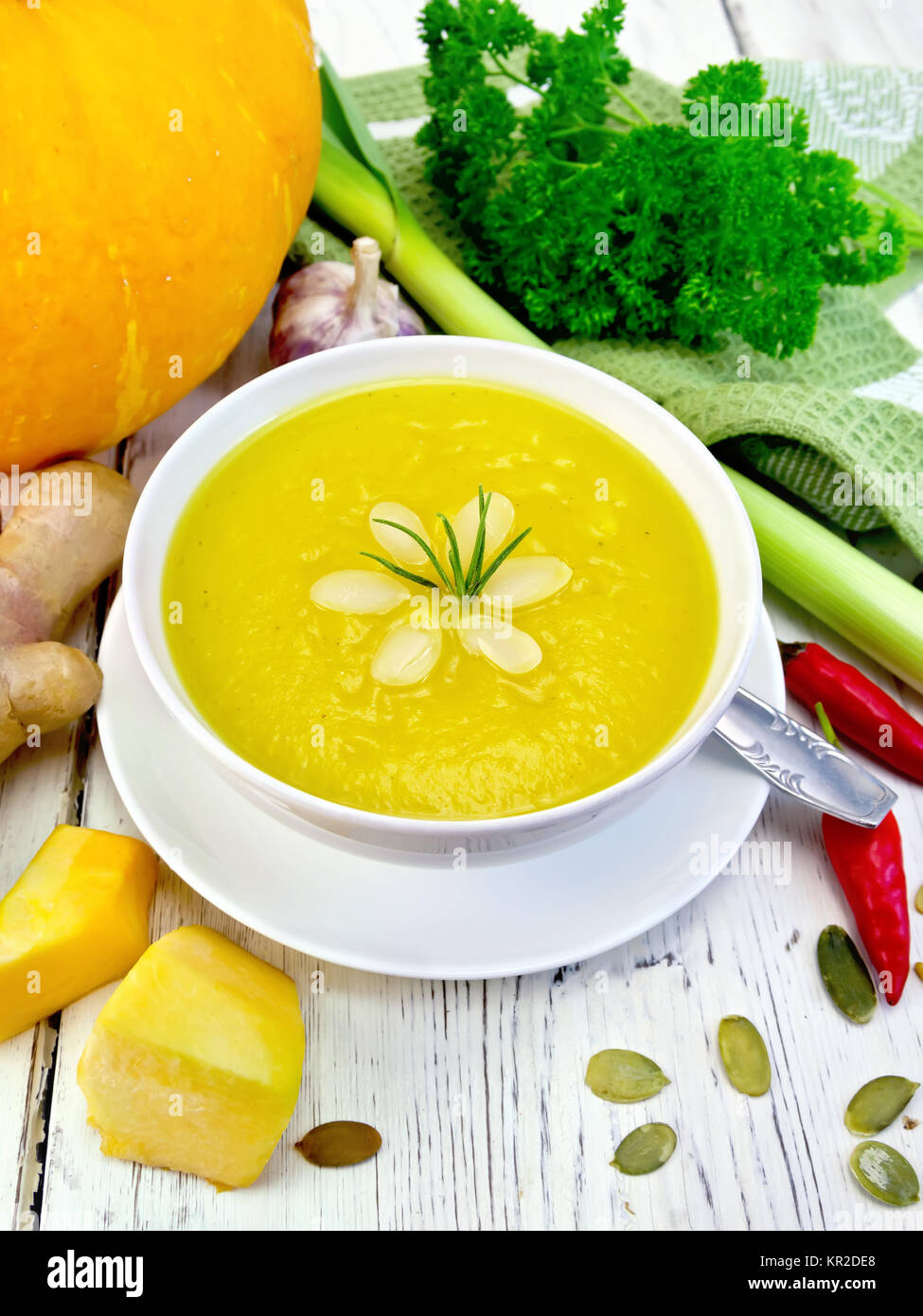 Purée de potiron Soupe aux amandes dans un bol à bord Banque D'Images