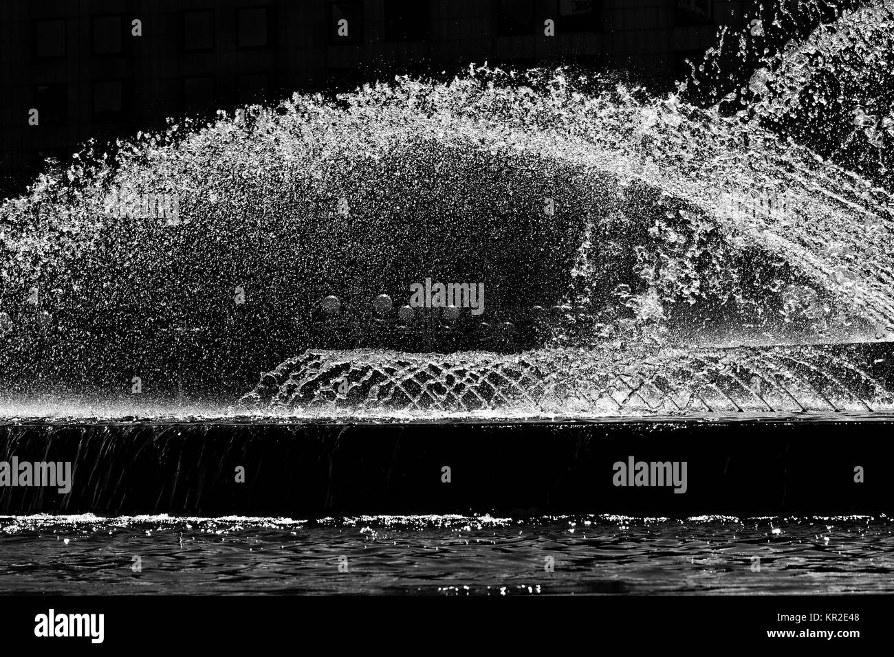 Des jets d'eau de la fontaine dans l'air gelé.Abstract image en noir et blanc. Banque D'Images