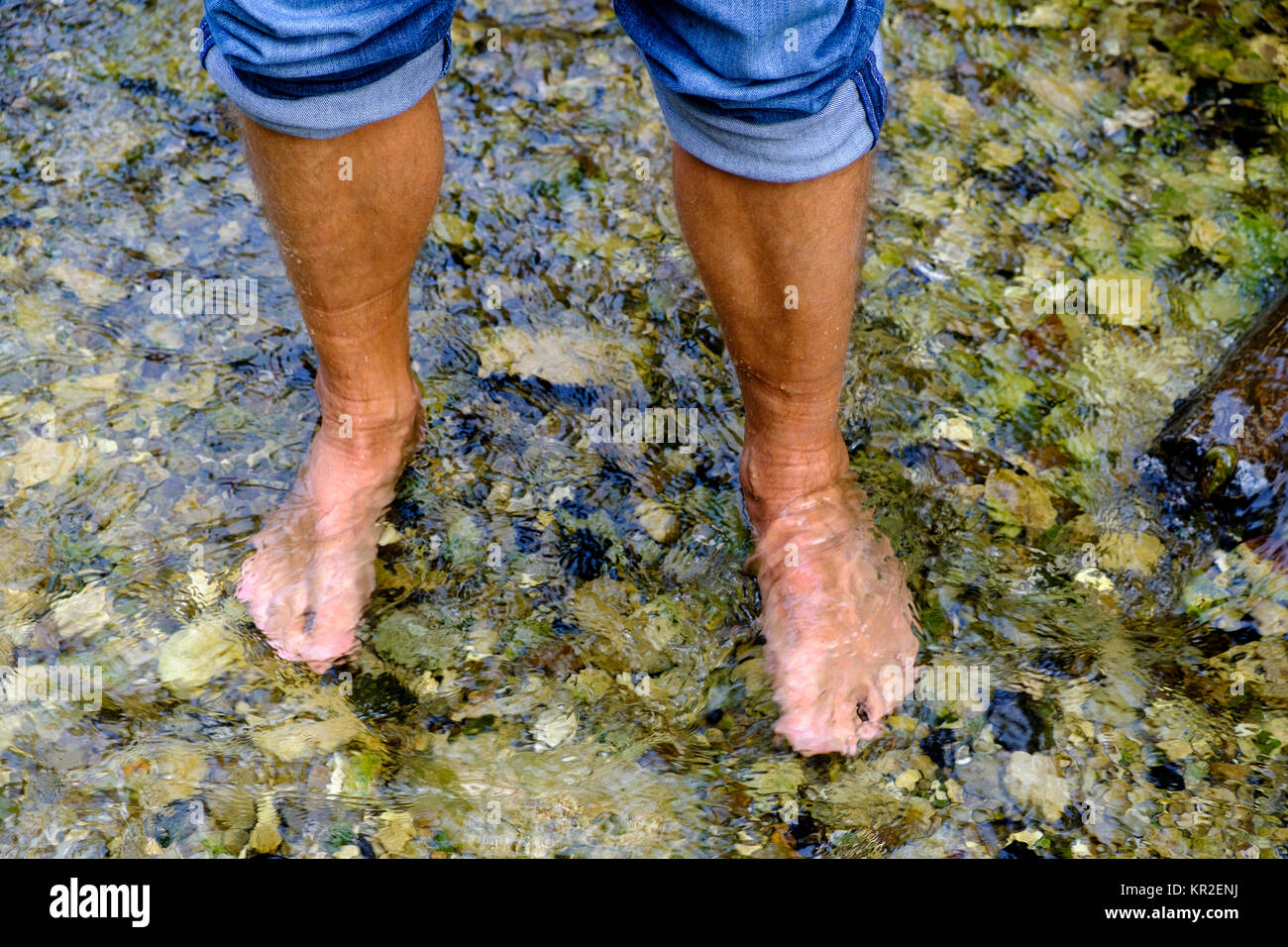 Homme Kneipp, pieds nus dans l'eau cure Kneipp à Schmelzerbach, Inzell, Chiemgau, Upper Bavaria, Bavaria, Germany Banque D'Images