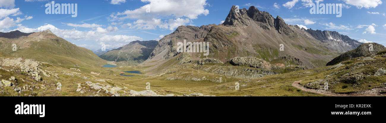 Les petits lacs de montagne sur le Col da Val Viola, vue d'Italie, Suisse Banque D'Images