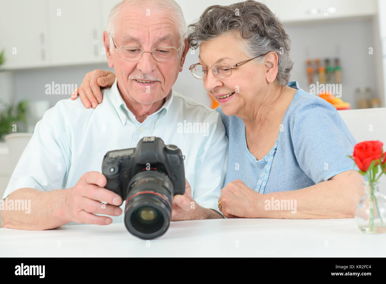 Couple de personnes âgées avec une caméra haute vitesse Banque D'Images