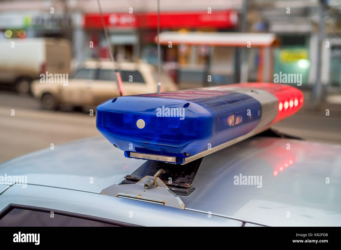 La barre lumineuse sur le toit de la voiture de police Banque D'Images