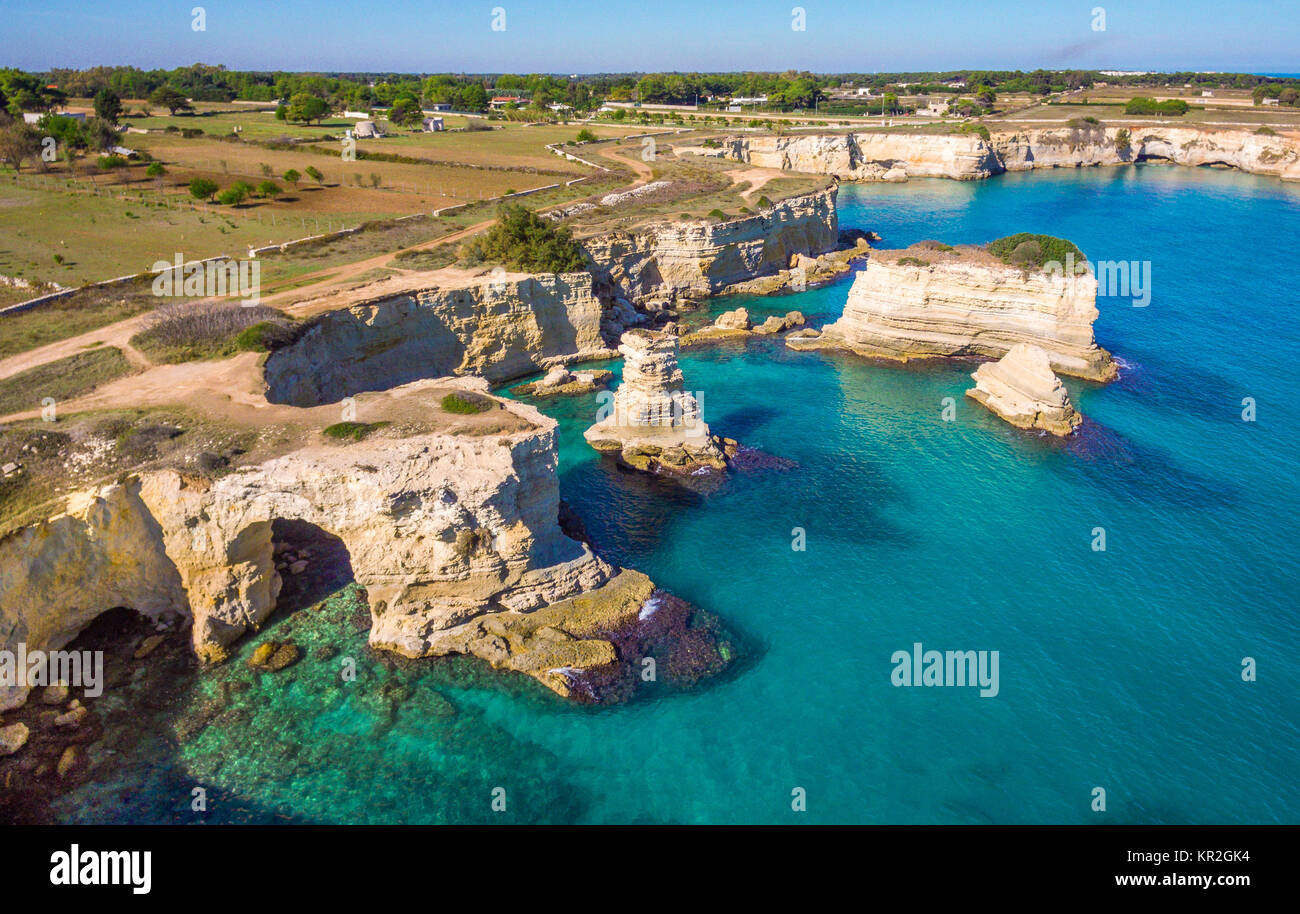 Le pittoresque des piles de Torre Sant'Andrea, dans la région des Pouilles Salento (Pouilles), Italie. Banque D'Images