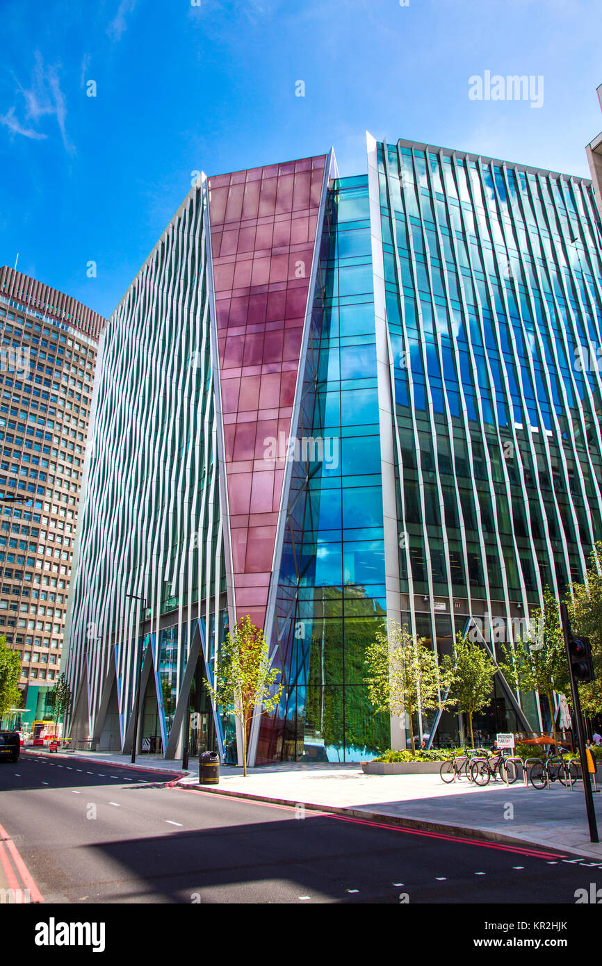Bâtiment de verre contemporain coloré (la Victoria, London, UK) Banque D'Images