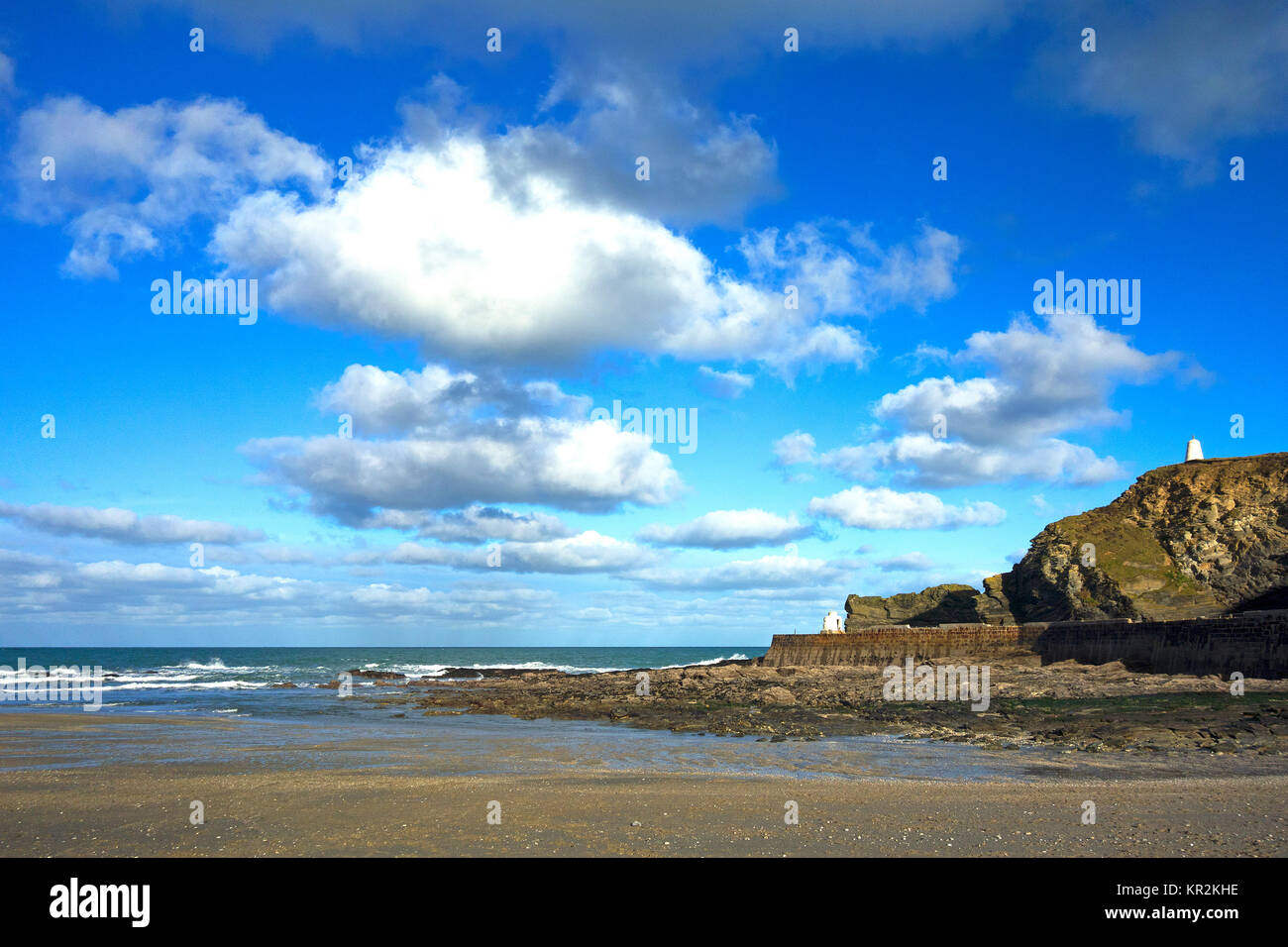 Journée d'hiver ensoleillée à portreath beach à Cornwall, Angleterre, Grande-Bretagne, Royaume-Uni. Banque D'Images
