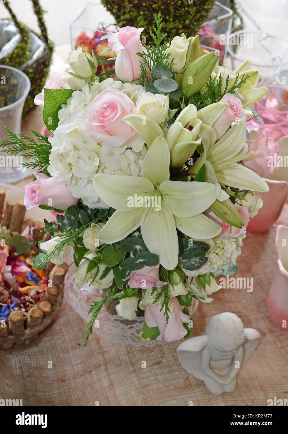Photo d'un bouquet de mariée romantique avec des diamants roses, des lis, hydrangea et eucalyptus. Parfait pour une cérémonie de mariage vintage ou élégante. Banque D'Images