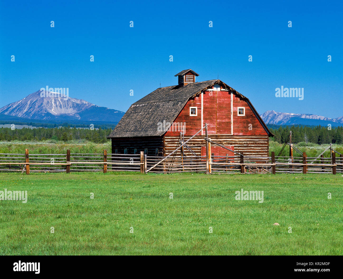 En dessous de la grange beaverhead mountains dans le grand trou vallée près de Jackson, au Montana Banque D'Images