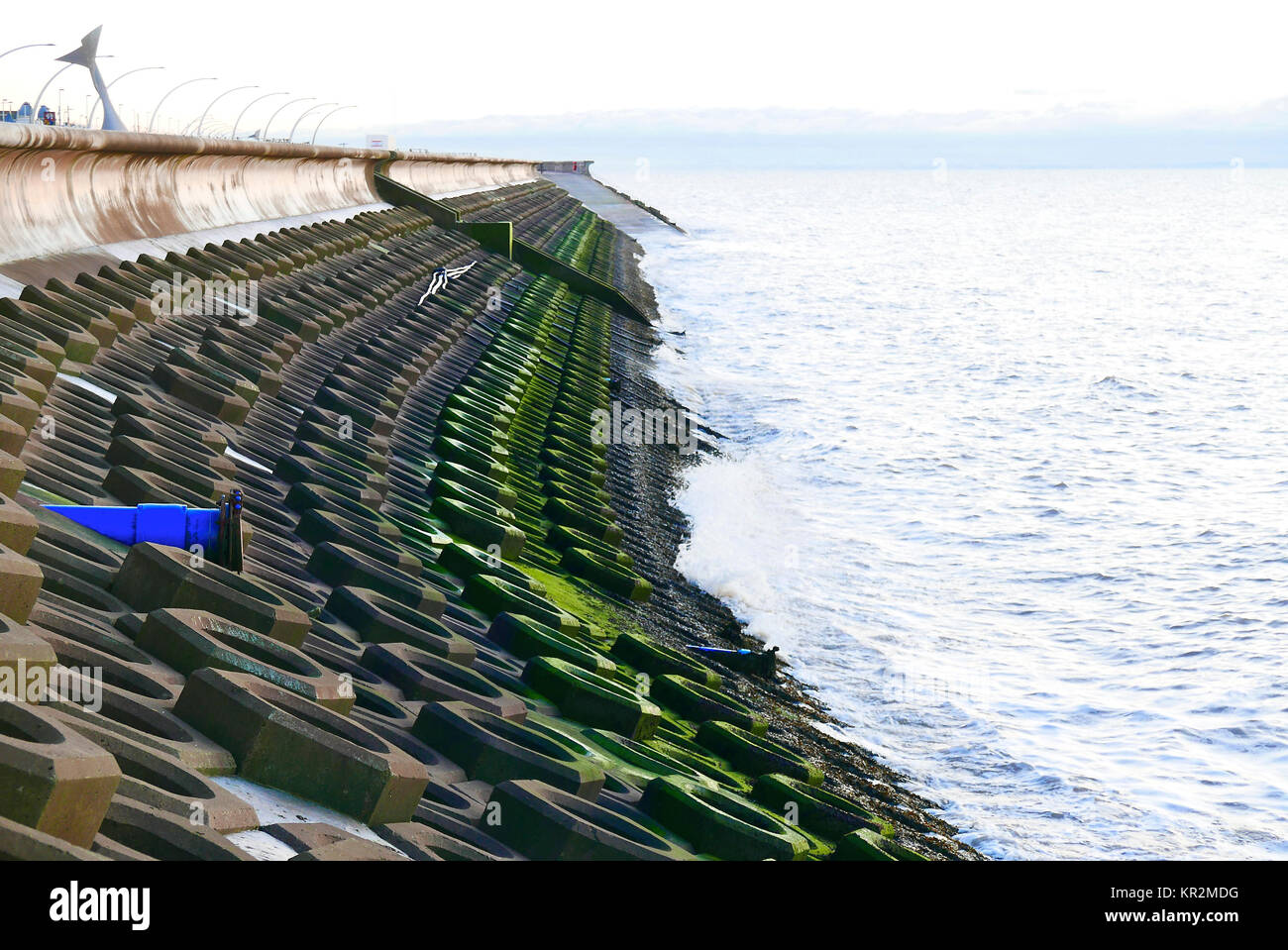 Vague de béton ronde sur les disjoncteurs de défense contre les inondations du sentier côtier sur la promenade de Blackpool Banque D'Images