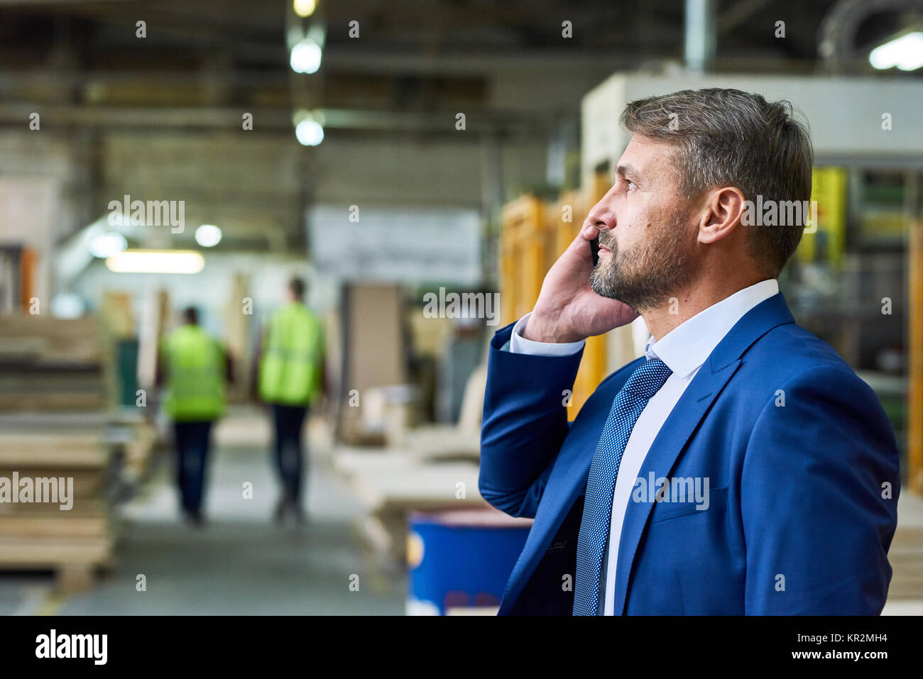 Mature Businessman parlant par téléphone à l'usine Banque D'Images