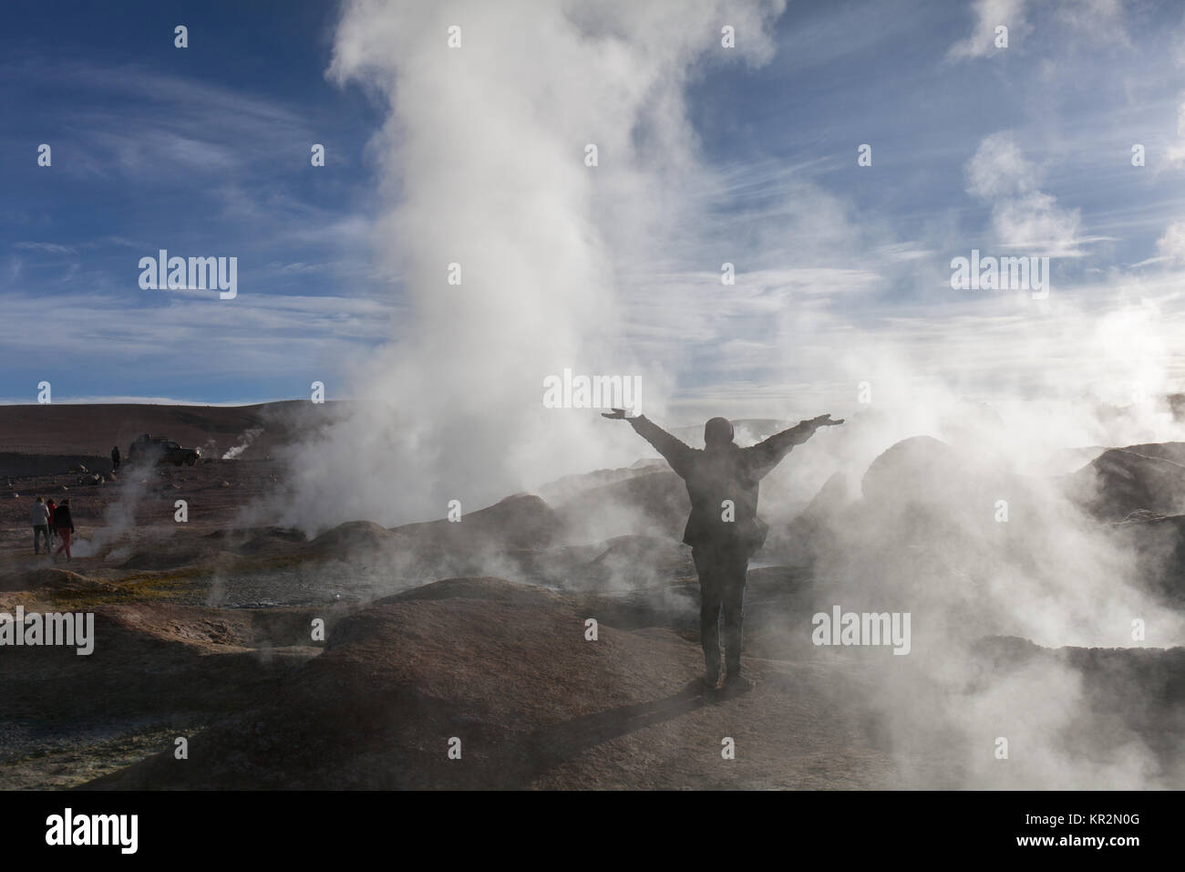 Personne parmi les geysers dans le cratère d'un volcan en Bolivie Uyuni Banque D'Images