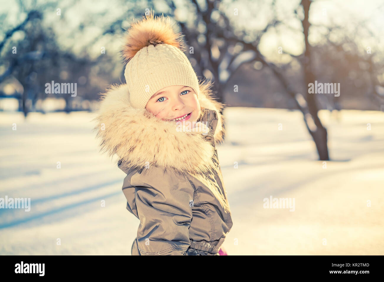 Petite fille dans un parc d'hiver Banque D'Images
