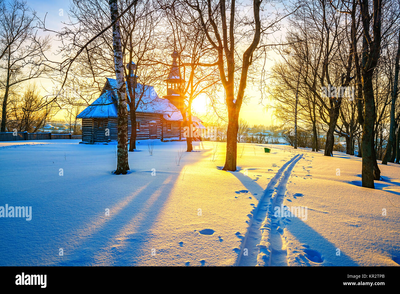 L'église russe dans la forêt d'hiver Banque D'Images