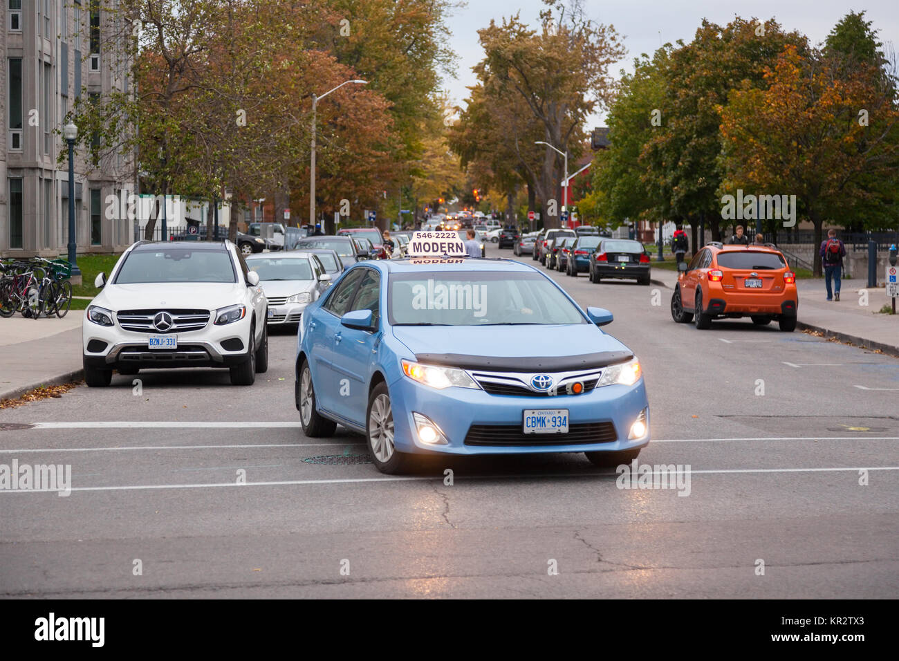 Une ville moderne véhicule taxi à l'Université Queen's de Kingston de Kingston, Ontario, Canada. Banque D'Images