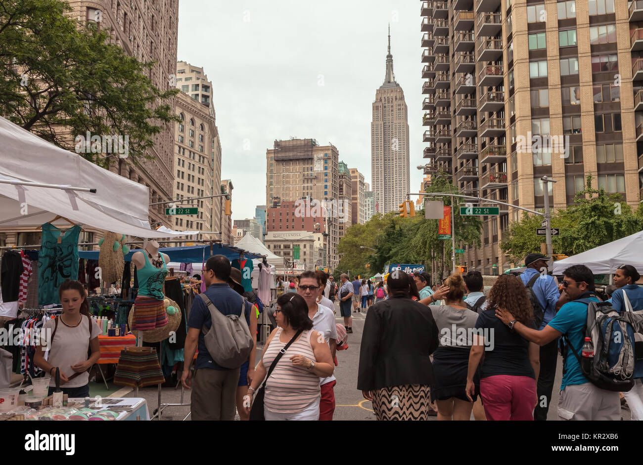 New York City street marché ouvert dans le milieu de l'été, avec l'emblématique Empire State Building en arrière-plan, New York, United States. Banque D'Images