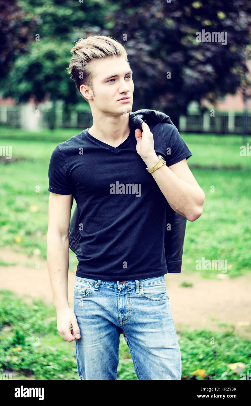Jeune homme debout dans l'environnement de la ville, avec backsack Banque D'Images