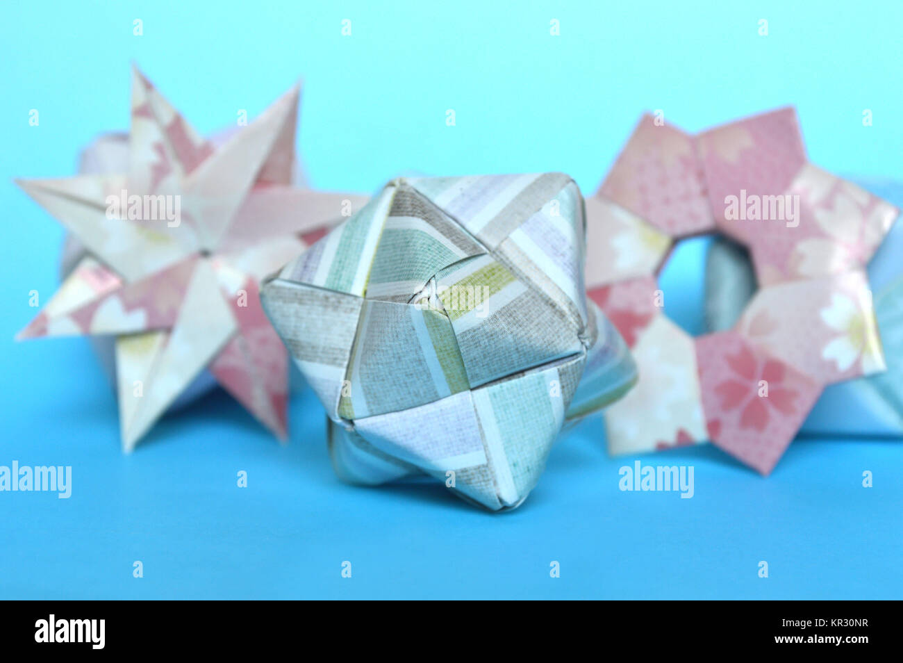 Modular origami star, bague et sonobe balle sur fond bleu Photo Stock -  Alamy