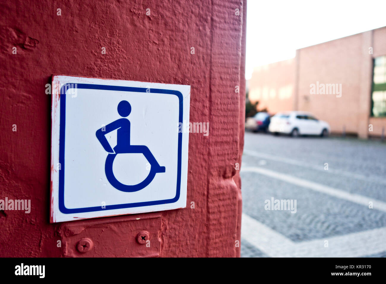 Accès handicapés signe sur un mur Banque D'Images