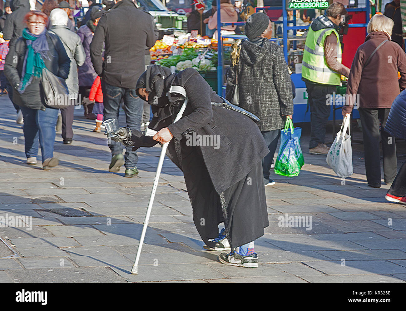 Londres, Lewisham une mobilité Orientale femme mendiant à Lewisham street market Banque D'Images