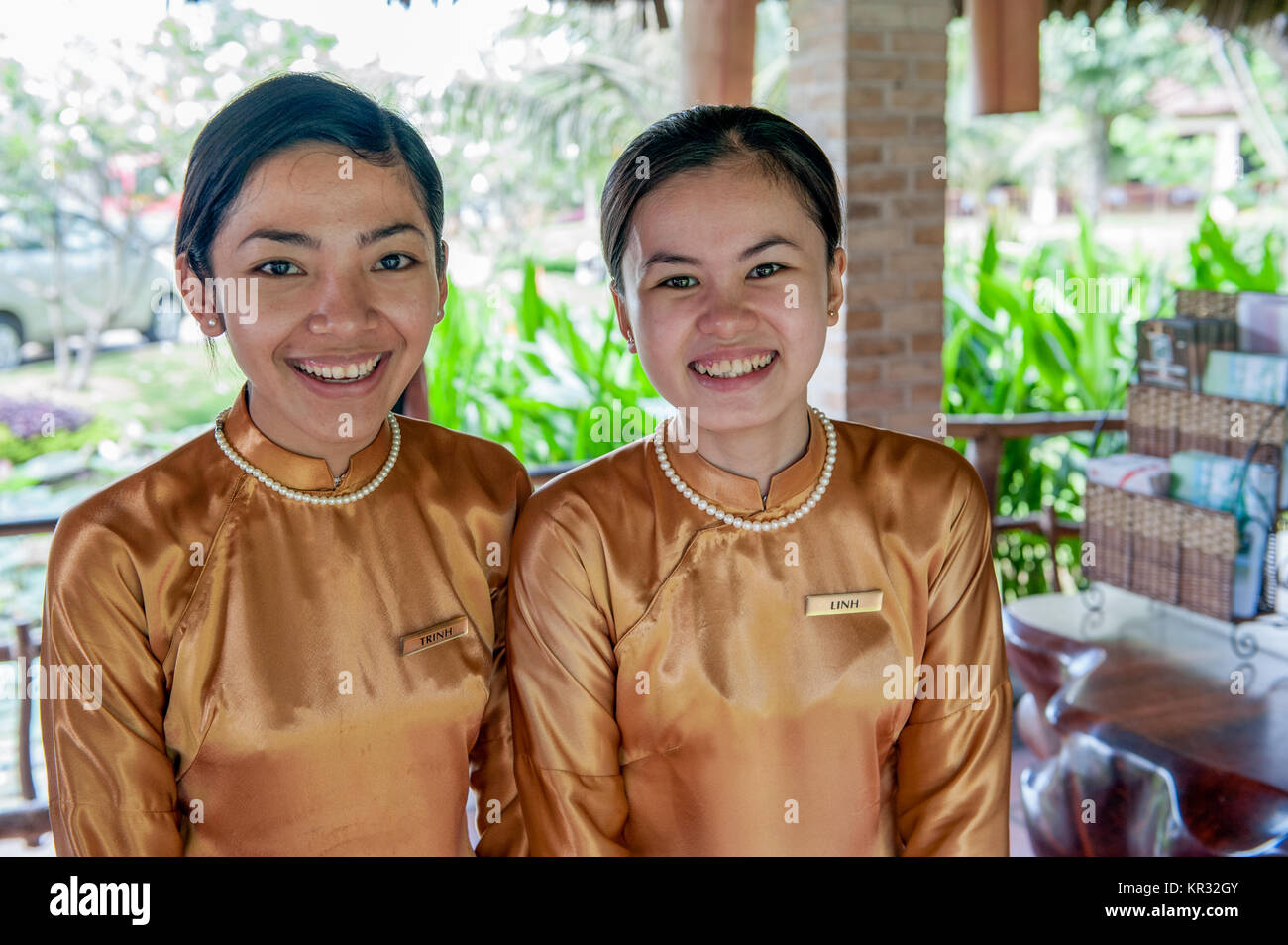 Les serveuses vietnamiennes posent dans un restaurant près de Vinh Long. Banque D'Images